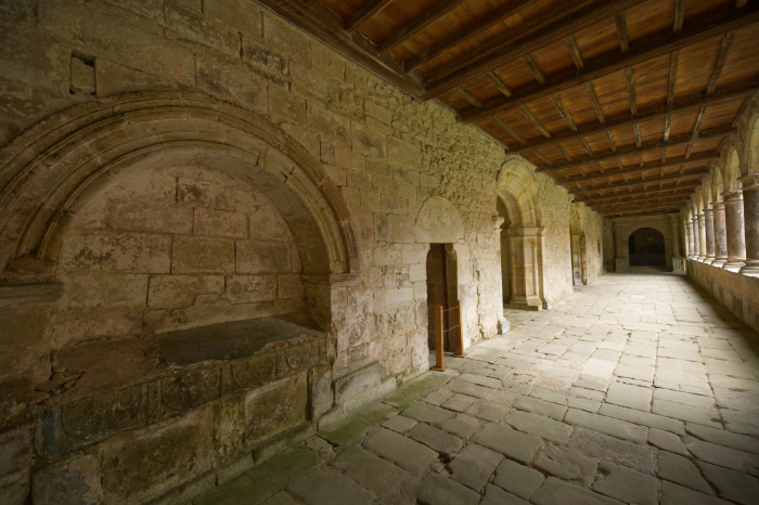 Vista de la panda este del claustro del monasterio de Valdedios